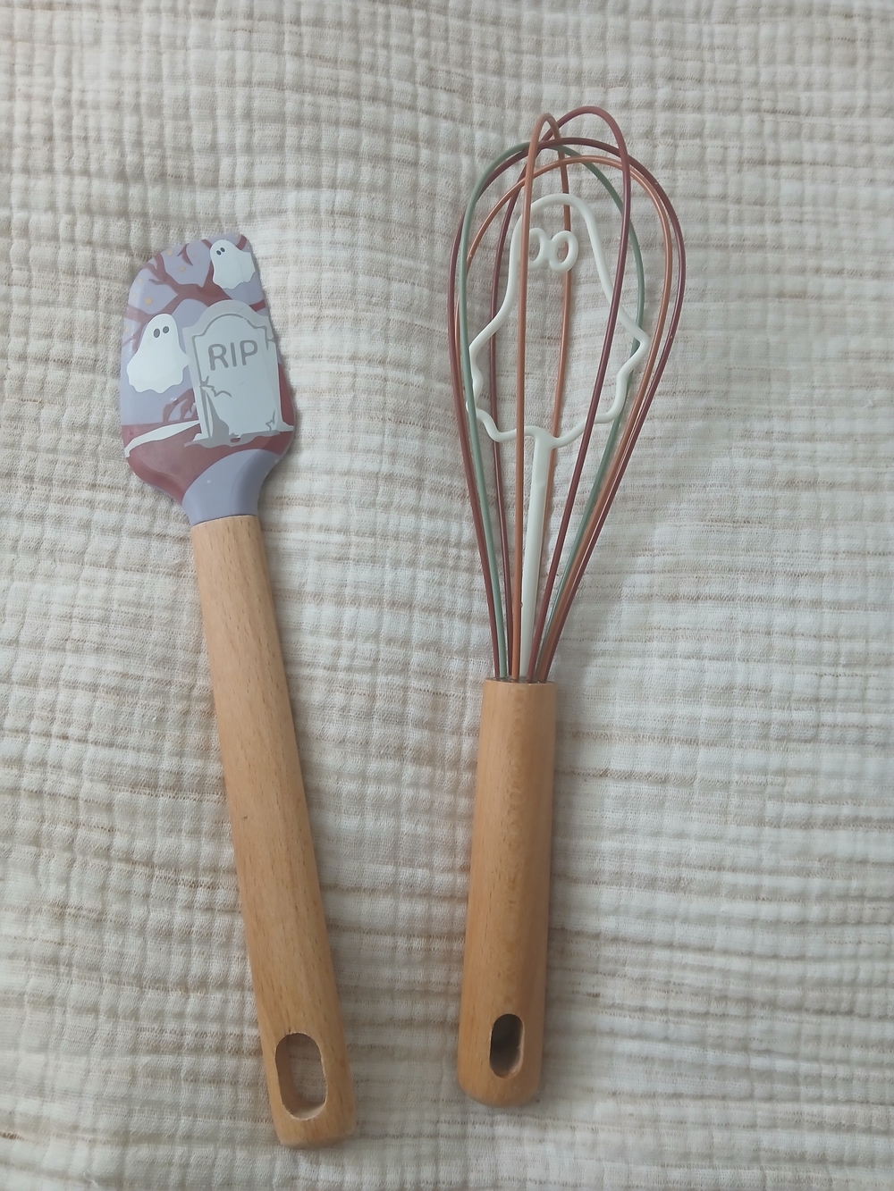 (2/15$)Wood Handle Halloween Spatula and Whisk Set in Purple and Rose/Ghosts